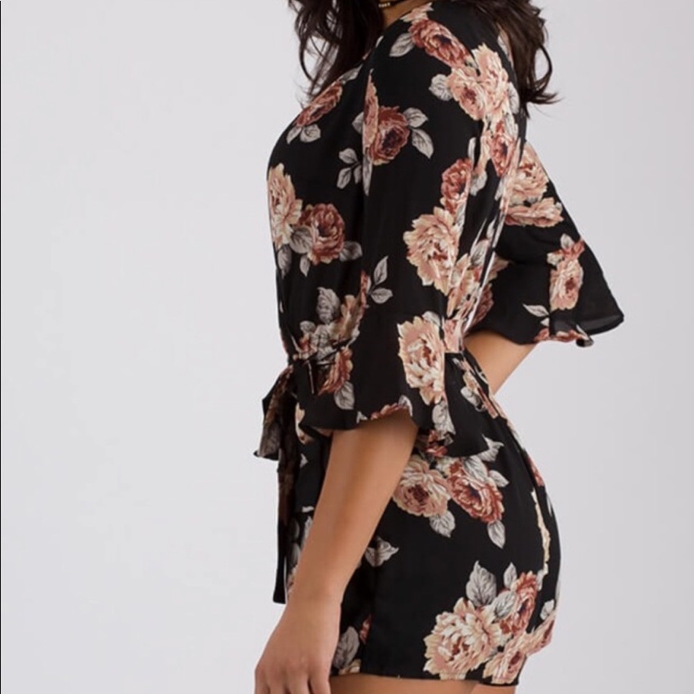 ✨LAST ONE✨Floral Bell Sleeve Romper♥️ - Picture 2 of 8